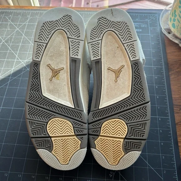 Jordan 4 Retro SE Craft Photon Dust